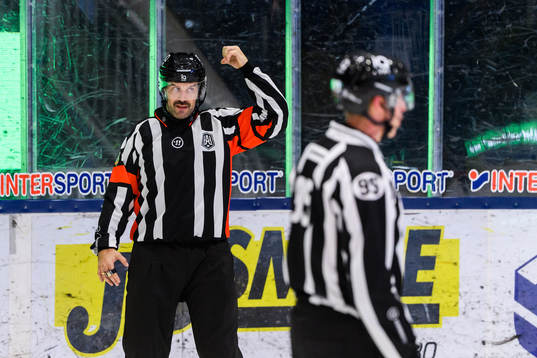 Domare Daniel Wessner signalerar för videogranskning