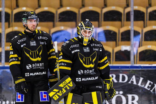 Västerås August Tornberg och målvakt Jesper Myrenberg