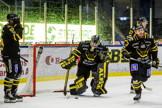 Västerås Anthon Eriksson , målvakt Jesper Myrenberg och