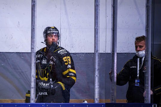 Västerås Anton Mylläri deppar i utvisningsbåset