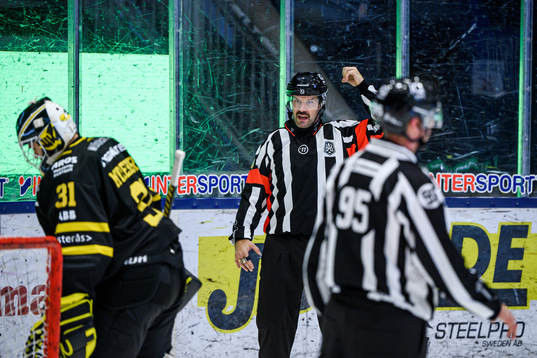 Domare Daniel Wessner signalerar för videogranskning