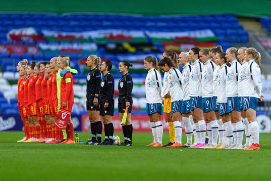 Maren Mjelde and players of Norway
