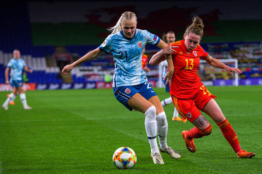 Karina Sævik of Norway and Rachel Rowe of Wales