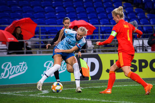 Karina Sævik of Norway and Sophie Ingle of Wales