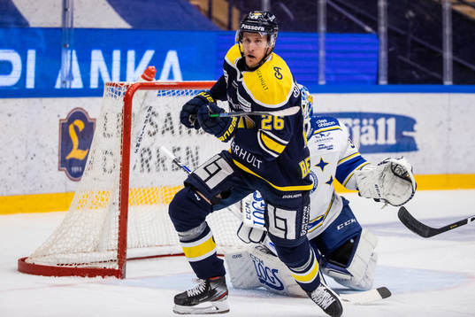 s Alexander Bergström framför Leksands målvakt Janne