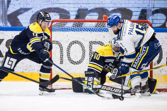 s Emil Johansson och Leksands Otto Paajanen framför HV71:s