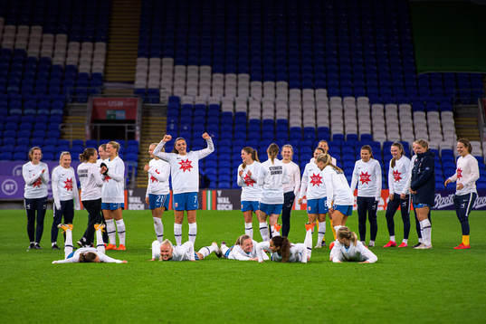 Ingrid Syrstad Engen and players of Norway celebrate