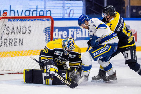 s målvakt Hugo Alnefelt och Oscar Sundh mot Leksands