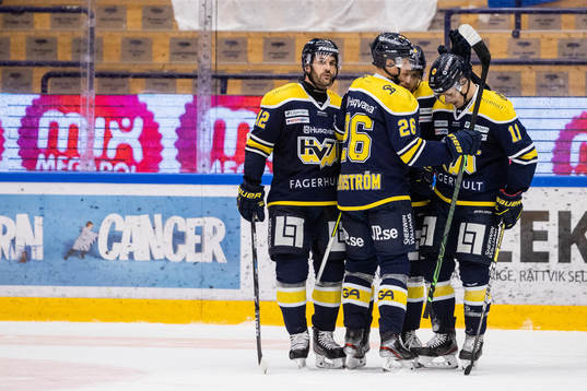 s Simon Önerud jublar med lagkamrater