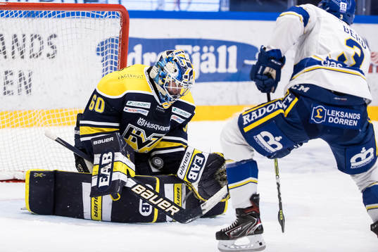 s målvakt Hugo Alnefelt och Leksands August Berg