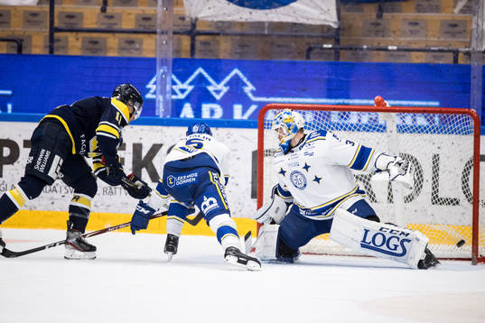 s Simon Önerud gör 1-2 bakom Leksands Calle Själin och