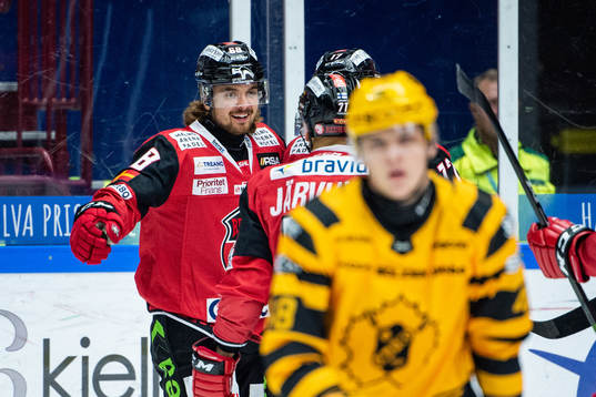 Malmö Redhawks Adam Brodecki jublar med lagkamrater