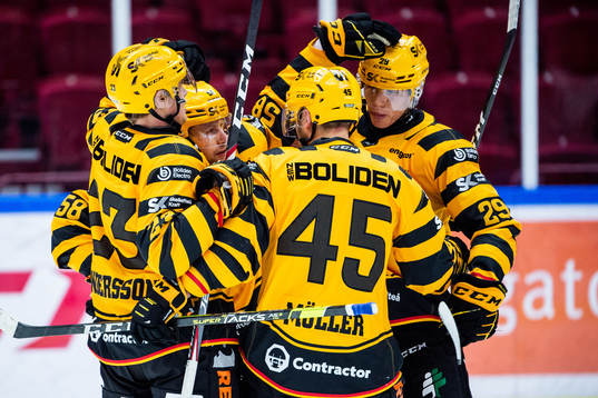 Skellefteås Oscar Möller jublar med lagkamrater