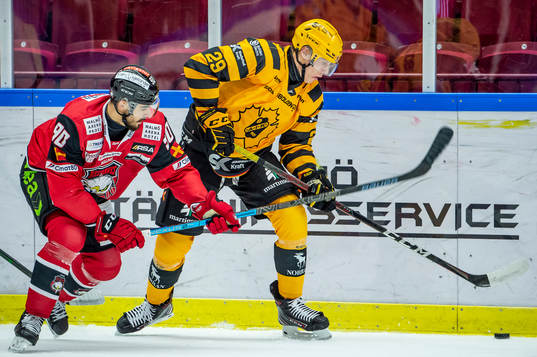 Skellefteås Albin Sundsvik mot Malmö Redhawks Joe Veleno