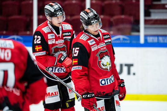 Malmö Redhawks Lars Bryggman och Carl Persson deppar