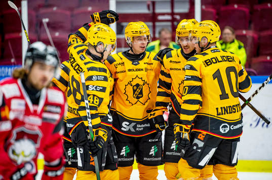 Skellefteås Arvid Lundberg jublar med lagkamraterna