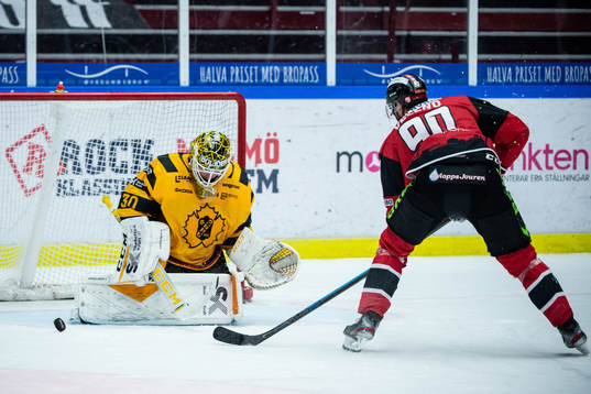 Skellefteås målvakt Gustaf Lindvall och Malmö Redhawks