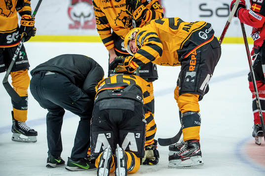 Skellefteås Jacob Andersson kollar till Linus Lindström