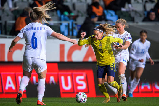 Kosovare Asllani of Sweden and Hólmfríður Magnúsdóttir