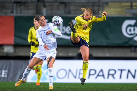 Sara Björk Gunnarsdóttir of Iceland and Anna Anvegård of