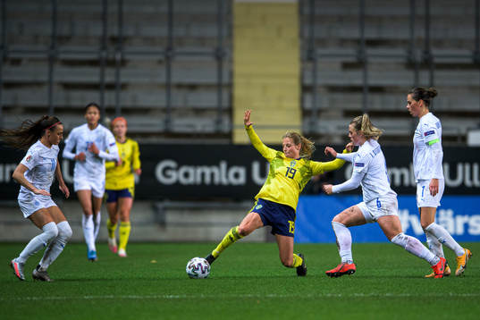 Anna Anvegård of Sweden and Ingibjörg Sigurðardóttir of
