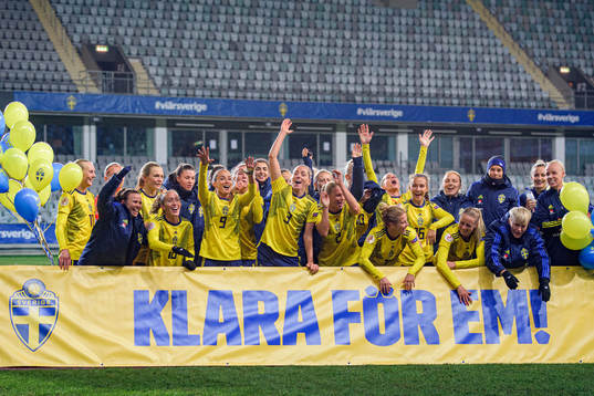 Players of Sweden celebrate