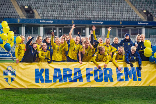 Players of Sweden celebrates