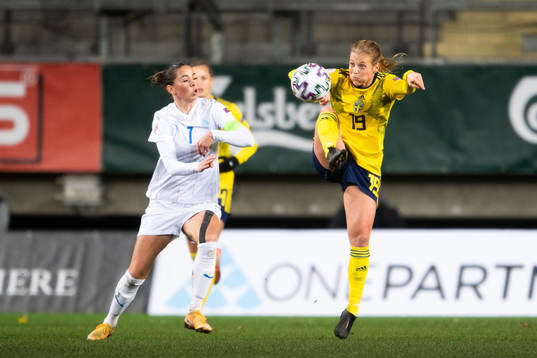 Sara Björk Gunnarsdóttir of Iceland and Anna Anvegård of