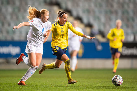 Glódís Perla Viggósdóttir of Iceland and Kosovare