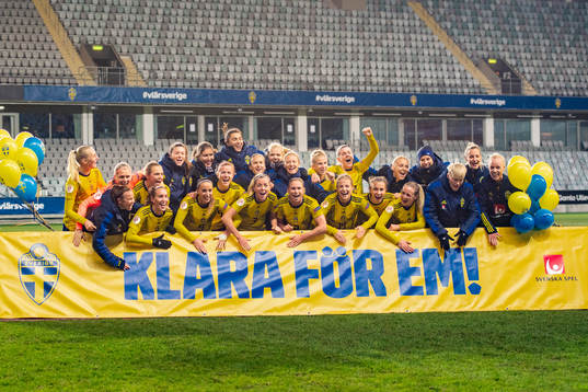 Players of Sweden celebrates