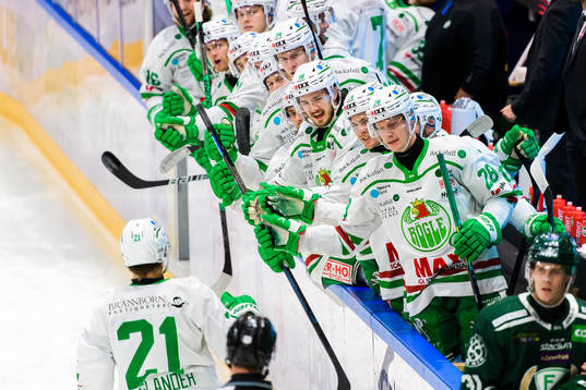 Rögles Nils Höglander jublar med lagkamrater