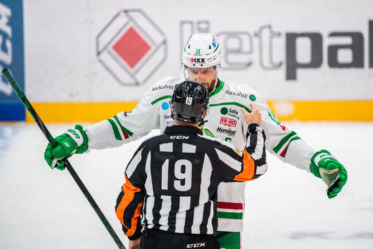 Rögles Mattias Sjögren och Domare Wolmer Edqvist i en
