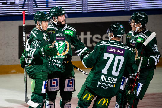 Färjestads Michael Lindqvist jublar med lagkamrater