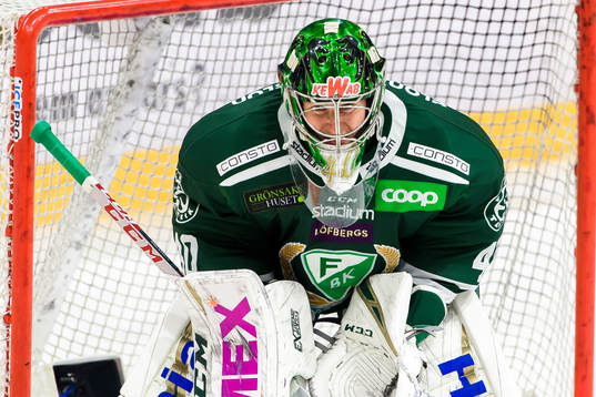 Färjestads målvakt Henrik Haukeland deppar