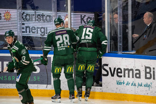 Färjestads Gustav Rydahl lämnar isen skadad