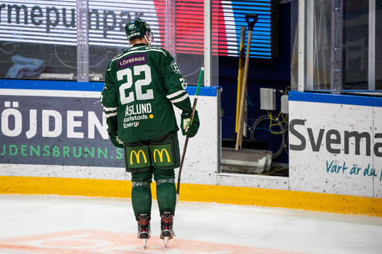 Färjestads Per Åslund lämnar isen i samband med att han