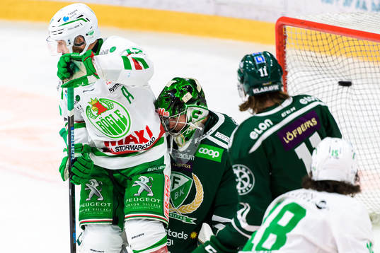 Rögles Taylor Matson täcker skott för Färjestads