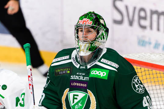 Färjestads målvakt Henrik Haukeland deppar