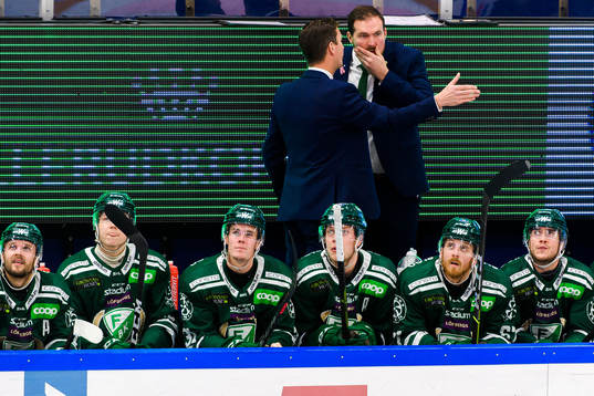 Färjestads huvudtränare Johan Pennerborn i samtal med
