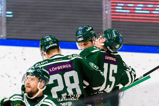 Färjestads Gustav Rydahl grinar illa när han får hjälp