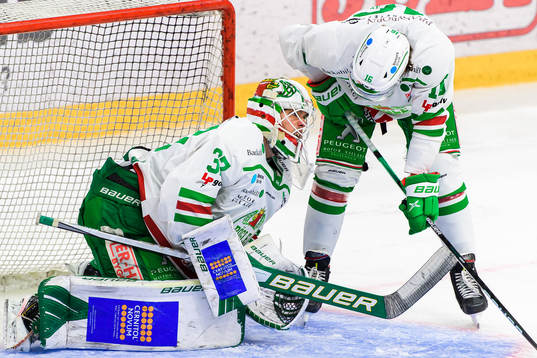 Rögles målvakt Johan Gustafsson har ont
