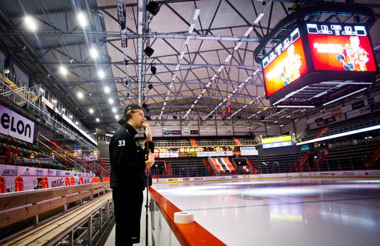 Brynäs målvakt Samuel Ersson tittar på isen