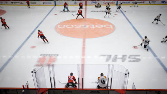 Örebros Mathias Bromé och Brynäs målvakt Samuel Ersson