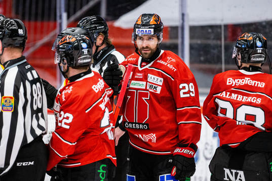 Örebros Ludvig Rensfeldt jublar med lagkamrater