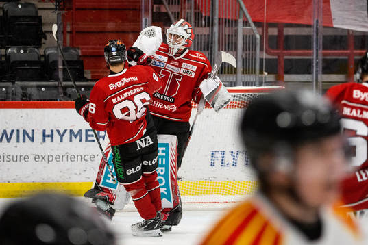 Örebros Mathias Bromé och målvakt Jonas Arntzen jublar