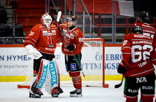 Örebros målvakt Jonas Arntzen jublar med Mathias Bromé