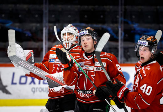 Örebros målvakt Jonas Arntzen jublar med Linus Öberg och