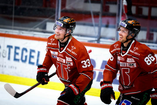 Örebros Christopher Mastomäki jublar med Mathias Bromé