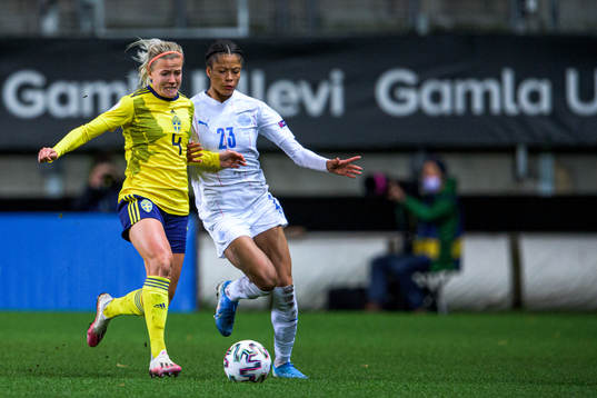 Hanna Glas of Sweden and Sveindís Jane Jónsdóttir of