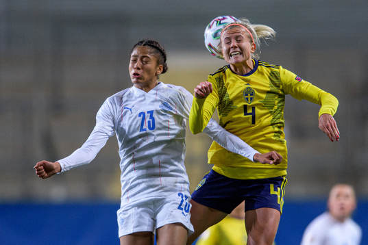 Sveindís Jane Jónsdóttir of Iceland and Hanna Glas of